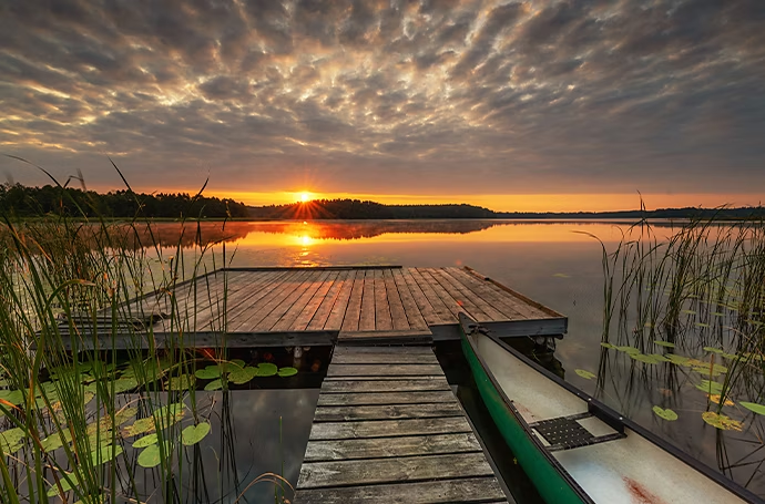 Foto di paesaggio lacustre al tramonto scattato con apertura bassa