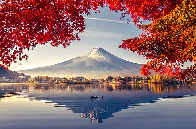 Una foto nitida del monte Fuji e del suo riflesso nell'acqua