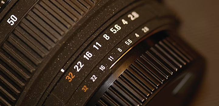 Foto close-up dei valori di apertura sull’obiettivo di una macchina fotografica