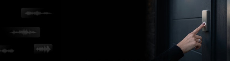 Una mano in primo piano con il dito indice che preme un campanello, con sovrapposta una forma d'onda sonora a indicare l'uso di un generatore di effetti sonori per creare il suono di un campanello.