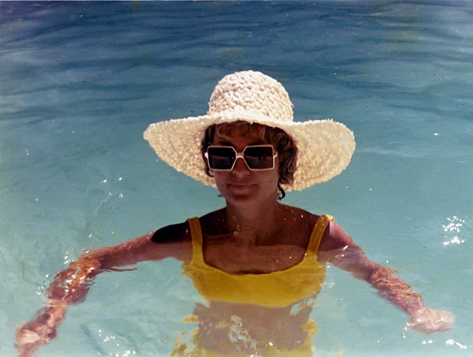 Foto vecchia e danneggiata con una donna come soggetto accanto alla stessa foto restaurata