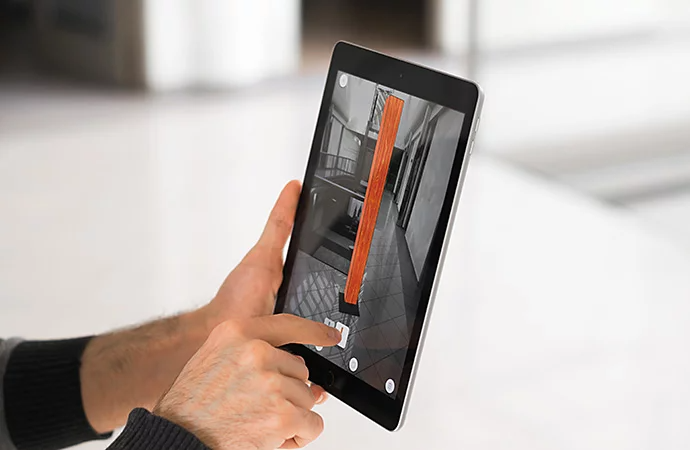 Una persona che utilizza la realtà aumentata per progettare virtualmente l'arredamento