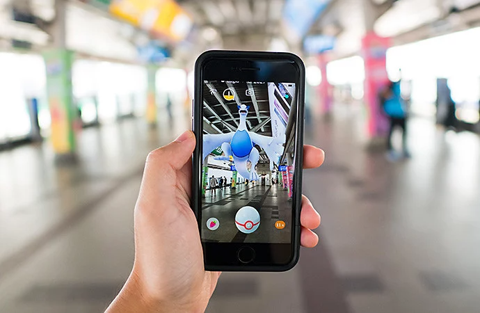 Una persona che gioca in realtà aumentata sul proprio smartphone