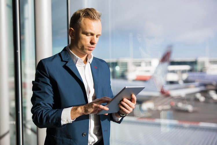 iPadでアドビのLiquid Modeを使用している男性