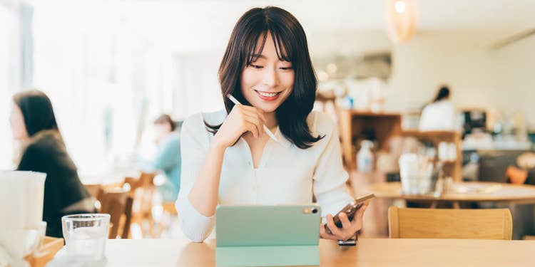 リモートワークやワーケーションでもスムーズに仕事を進められているイメージ