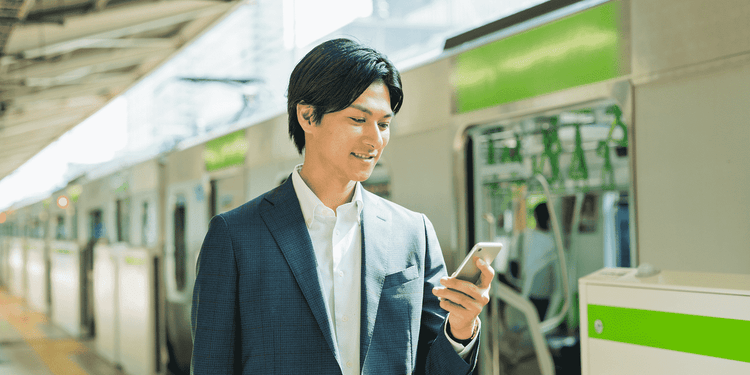 移動中もスムーズに仕事や確認作業を進められているイメージ