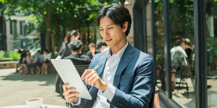 タブレットに直接フィードバックを書き込んでいるイメージ