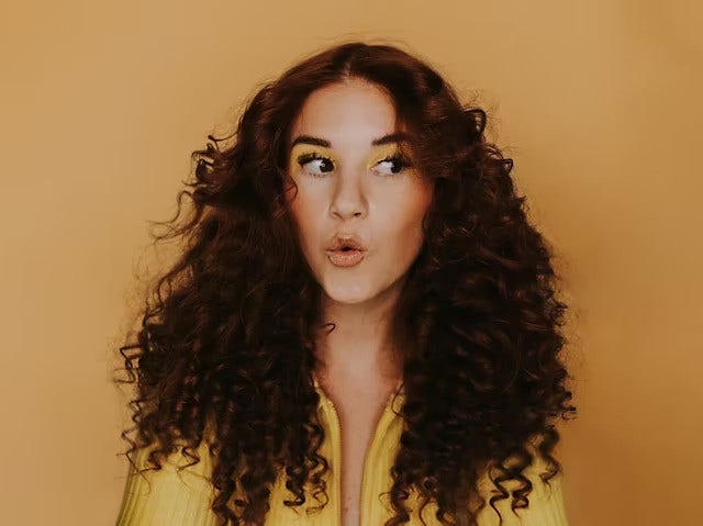 ポートレート用にポーズをとる女性