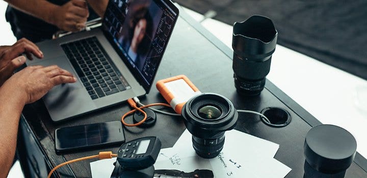 フォトグラファーに必要なカメラやパソコンといったツール