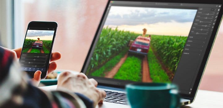 写真編集ソフトで撮影した写真を編集している