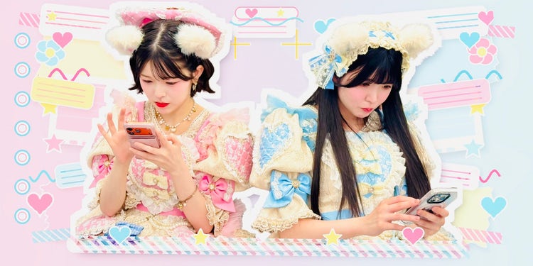 スマホを持って一生懸命「推しプレゼン」作りに励む、中本こまり（左）と小野寺梓（右）
