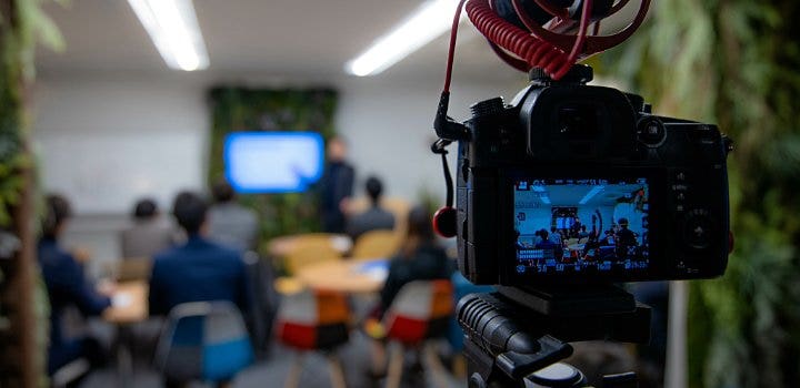 講義を撮影しているカメラ
