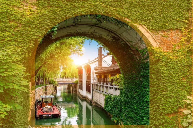 補助線付きの「トンネル構図」の例