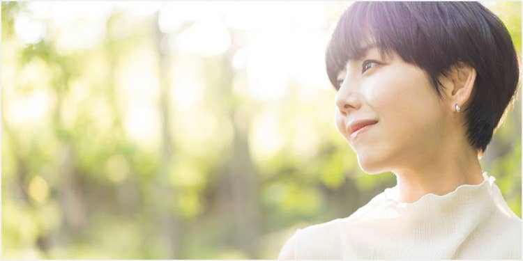 逆光を活かして美しく撮影された女性の写真