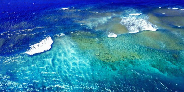 空撮した白波立つ青い海