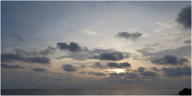 暗い海と薄暗く寒々しい空