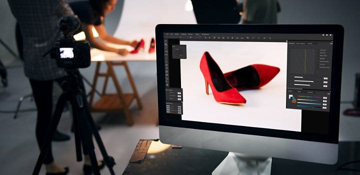 撮影現場で撮影写真をチェック中