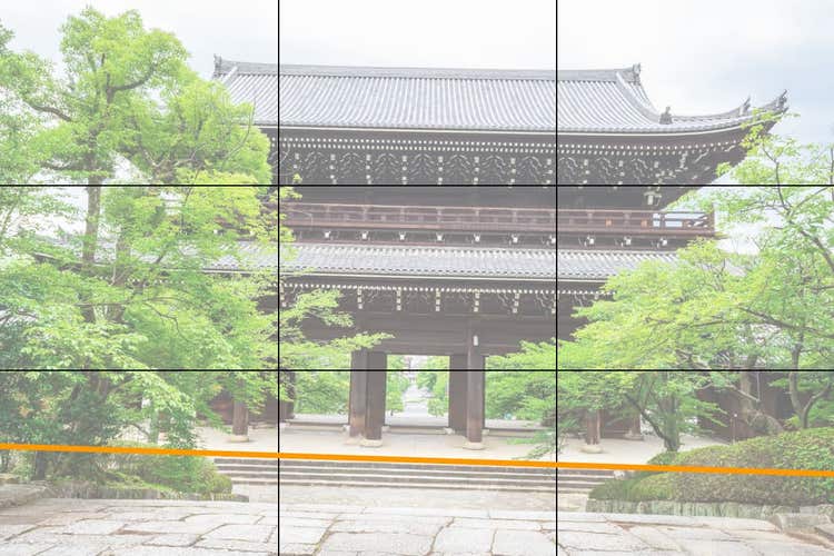 右側に傾いている写真の例