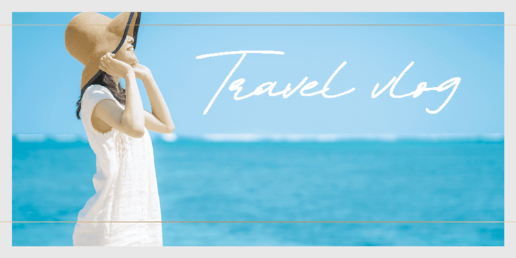 青く澄んだ海と空を背景にした、帽子を押さえた女性の画像に、「Travel Vloh」のステッカーと上品な枠線を追加した画像