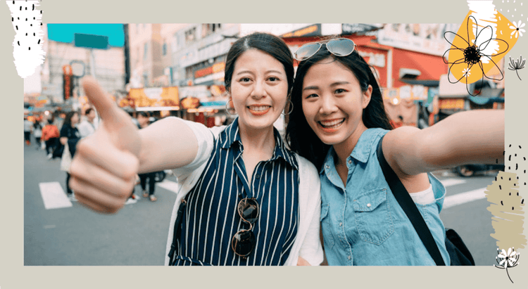 手書き風のラフな枠線デザインに縁どられた、カメラに向かってグーサインをする女性のツーショット