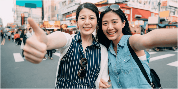 カメラに向かってグーサインをする女性のツーショット