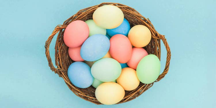 淡い黄色、ブルー、オレンジのイースターエッグ