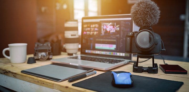 動画制作で副業をしている人のパソコンデスクとさまざまなツール