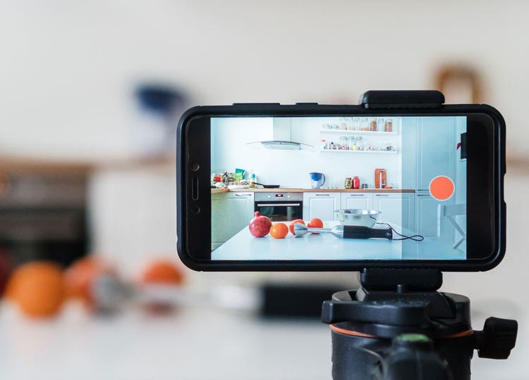 【YouTubeの始め方】初心者がスマホだけでチャンネル開設する方法