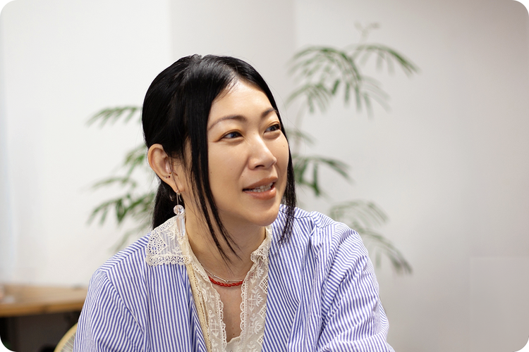 株式会社アイディのデザインストラテジスト、横平明日香さんのポートレート写真。