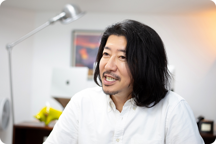 株式会社アイディで代表を務めるクリエイティブディレクター、別所誠士さんのポートレート写真。
