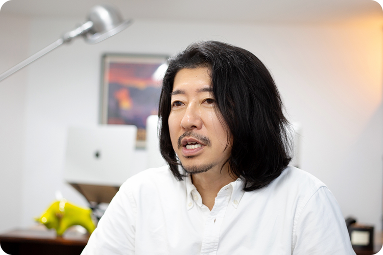 株式会社アイディで代表を務めるクリエイティブディレクター、別所誠士さんのポートレート写真。