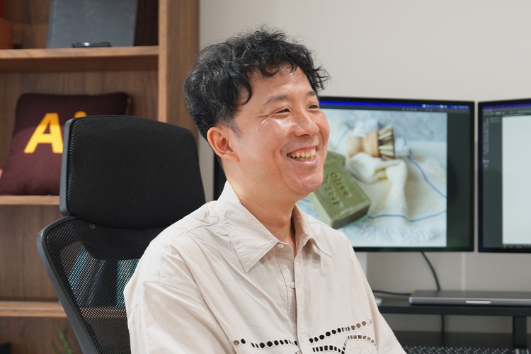 プロのデザイナーを目指す人たちにアドバイスをする木村さん