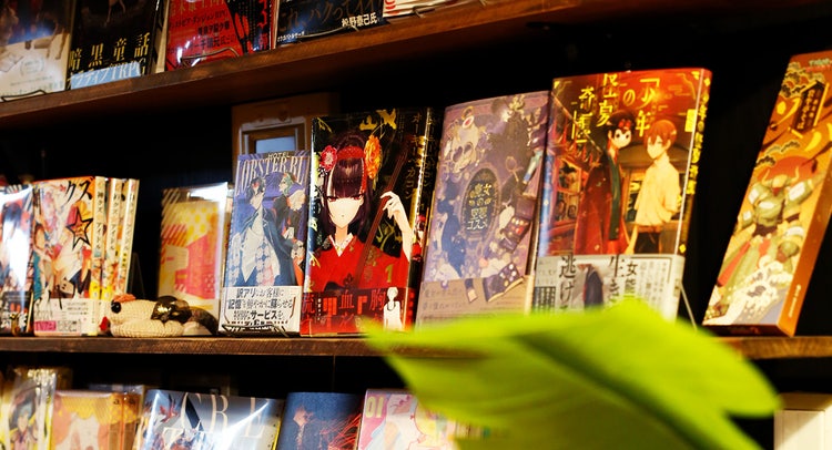 團さんが装丁を手がけた書籍が並んだ本棚