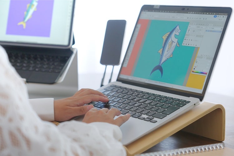 制作環境はノートパソコンとiPad。そのまま持ち出して外でも仕事ができるようにしている