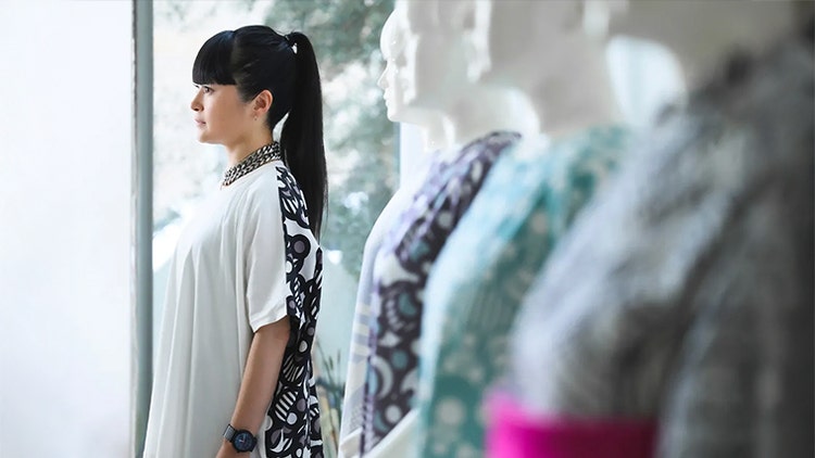 高橋理子さんの横顔とテキスタイルデザイン