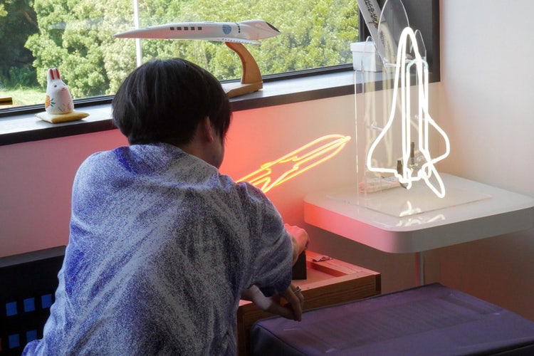 実験する児玉裕一氏