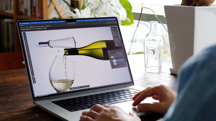 ノートパソコンでPhotoshopの生成AI機能を使っている写真