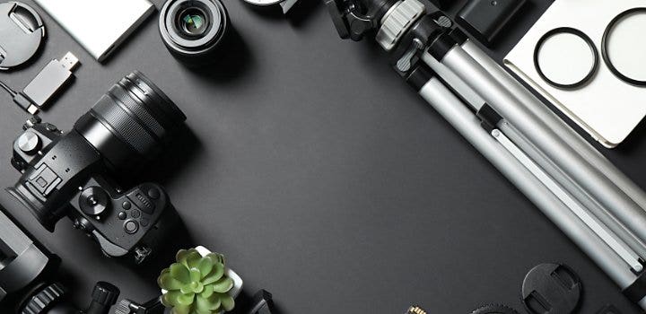 動画制作に必要なカメラや三脚といったツール