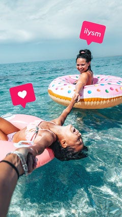 Women on Vacation Photo with Speech Bubbles Instagram Story