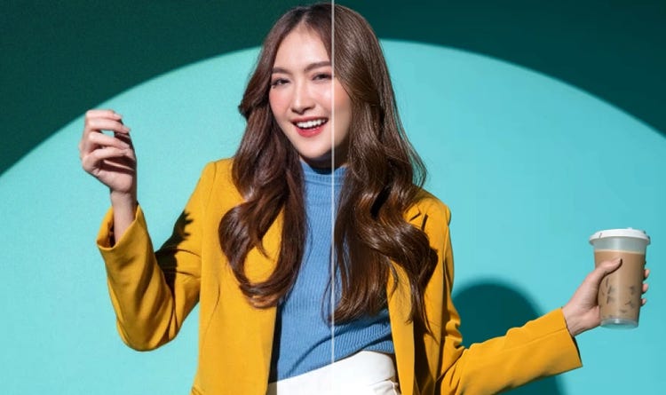 コーヒーカップを持ってほほえむ女性の映像。左が粗い元の画質、右が動画アップスケール後の鮮明な画質という比較。