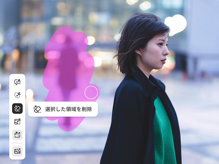 街に立つ女性の横顔。AI写真編集で背後の通行人を選んで消す操作例。
