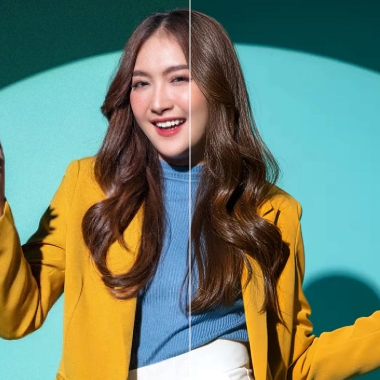 コーヒーカップを持ってほほえむ女性の映像。左が粗い元の画質、右が動画アップスケール後の鮮明な画質という比較。