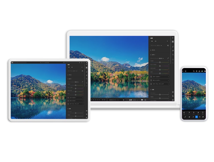 デスクトップ、タブレット、モバイルの3つの異なるデバイスで開いた、夕暮れの街並みの写真。