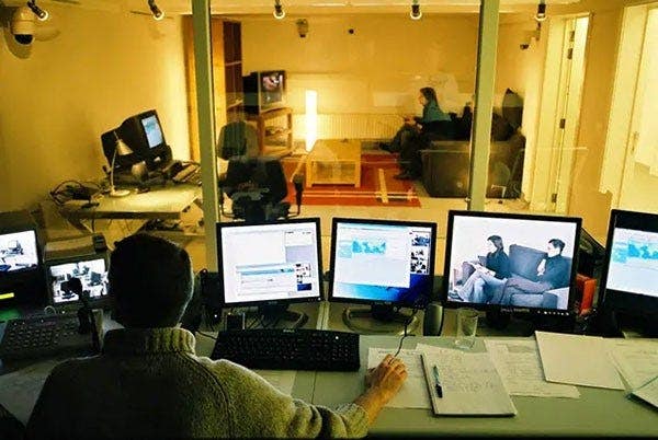 사용자와 함께 테스트하는 사용성 테스트를 모니터로 관찰하는 모습