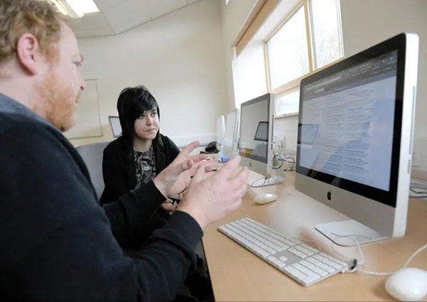 맥락 조사를 하기 위해 모니터를 보고 있는 인물의 모습