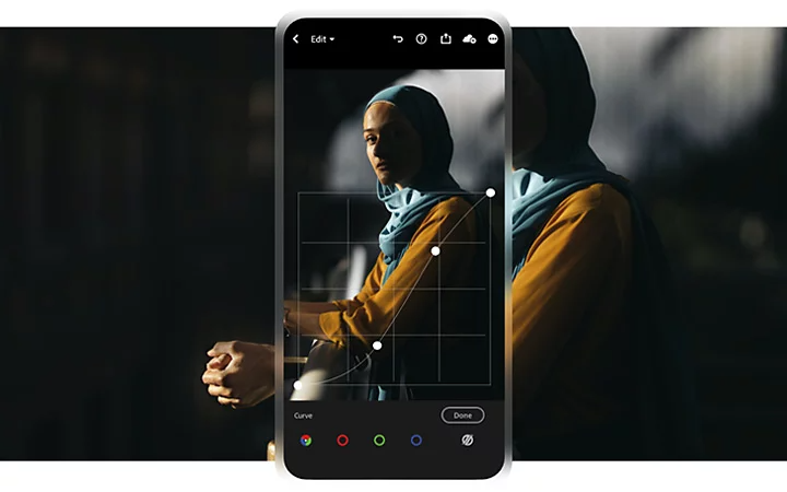 조명이 밝는 곳에서 포즈를 취한 인물 사진을 스마트폰에서 편집