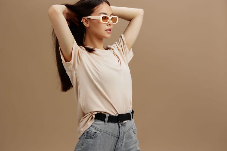 제품을 착용한 모델 사진 예시