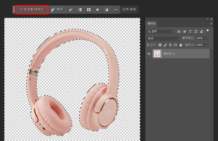 포토샵에서 배경 생성 전, 제품을 제외한 영역이 선택된 화면. 상단의 ‘생성형 채우기’ 버튼이 활성화되어 있음