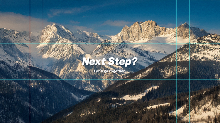 포토샵 생성형 채우기 기능으로 '눈이 쌓여 있는 산'이라는 프롬프트를 입력해 생성된 이미지. 설산 배경 위에 흰색 텍스트 'Next Step? Let’s go together.'가 중앙에 배치되어 있으며, 이해를 돕기 위해 안내선이 화면 전체에 함께 표시되어 있음.