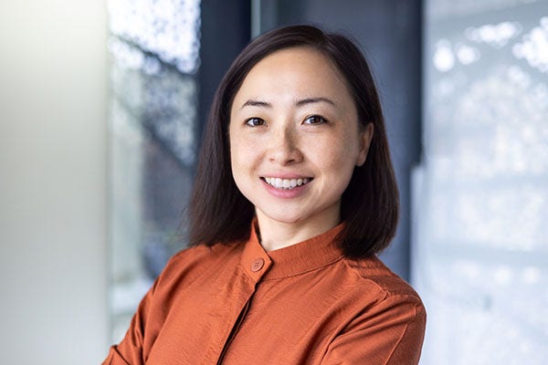 어도비 인공지능을 활용해 업무 환경에 필요한 다양한 인공지능 사진을 제작하거나 편집해 보세요.